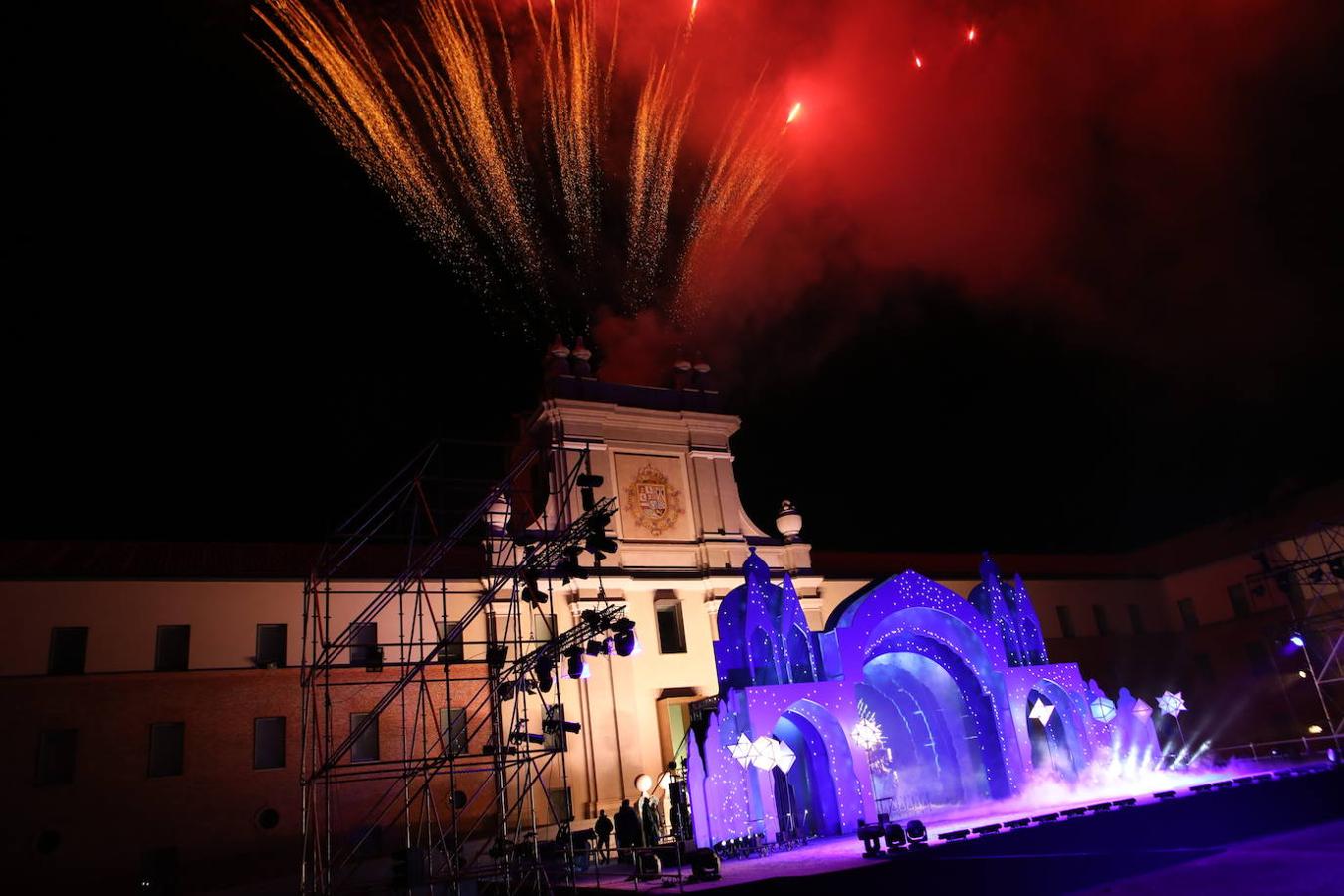 Los fuegos artificiales presidieron el cielo de Madrid desde varios puntos de la ciudad. 