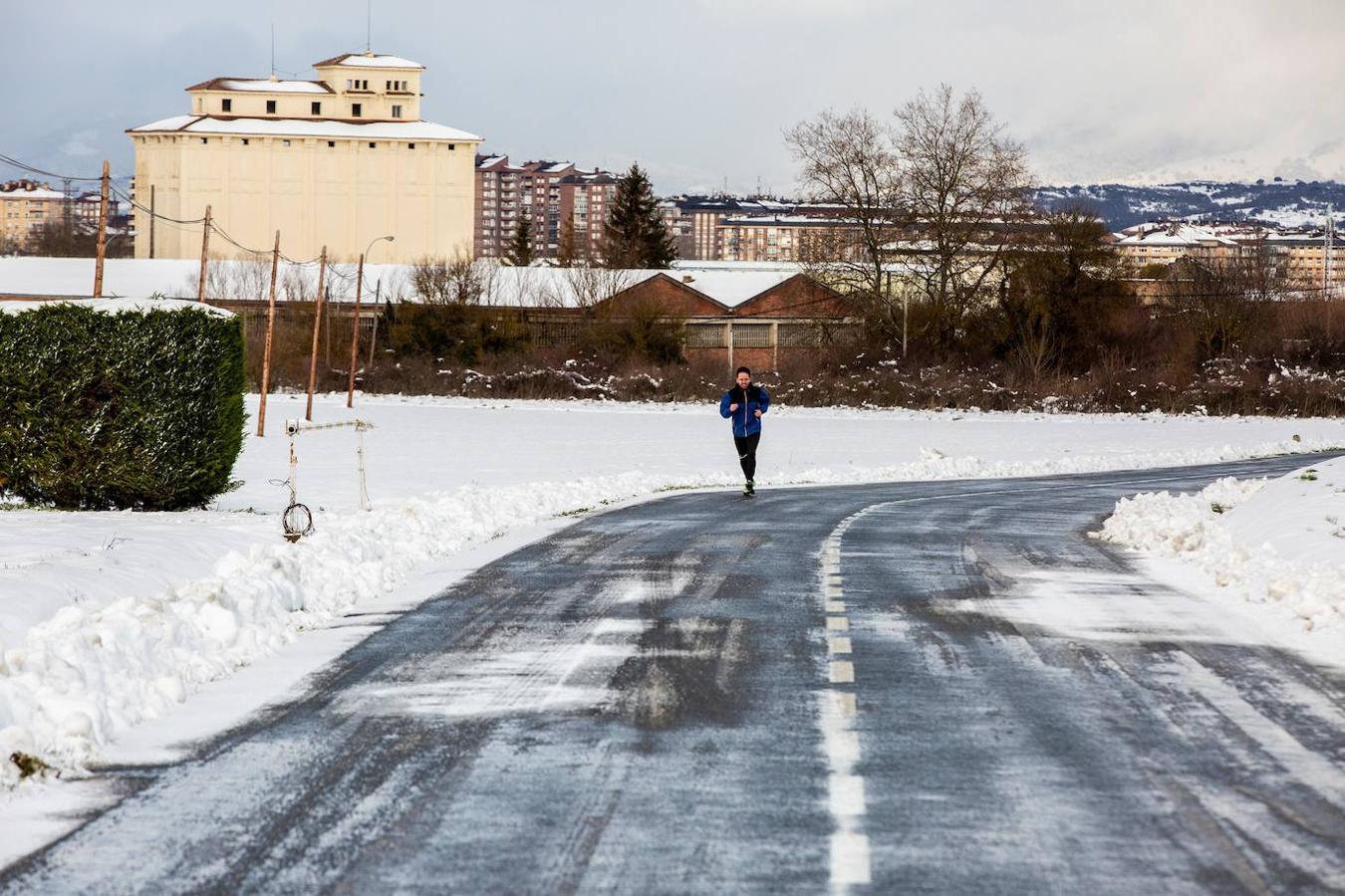 Un hombre practica deporte a las afueras de Vitoria este lunes, en el que se mantiene activada la alerta amarilla por nevadas a partir de 400 metros de altitud. 