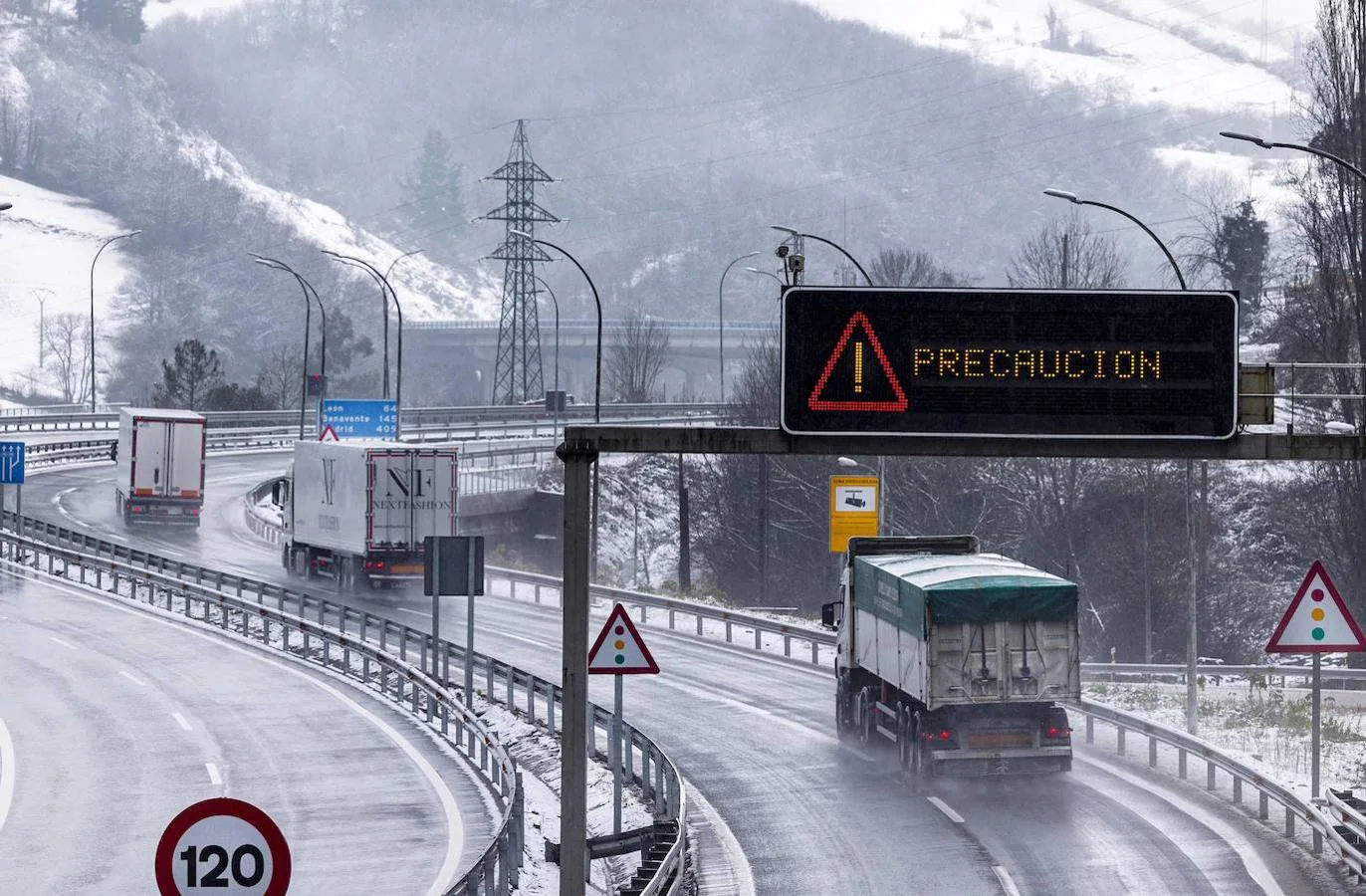 La autopista del Huerna (AP-66), principal vía de comunicación entre Asturias y León, está ya reabierta al tránsito de camiones tras las intensas nevadas de las últimas horas. 