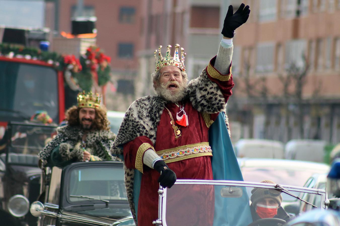 En descapotable por León. En descapotable han recorrido durante todo el día los barrios de León para que los niños puedan ver a Melchor , Gaspar y Baltasar antes de dejar los regalos en las casas