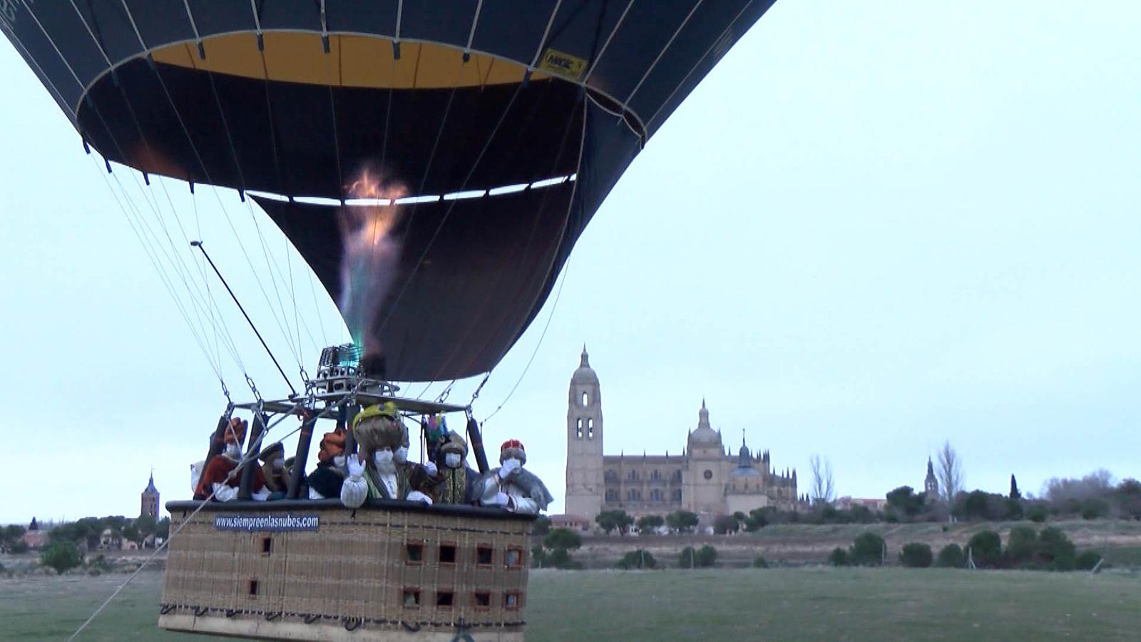 A Segovia, en globo. Volando. En globo. Así han llegado Melchor, Gaspar y Baltasar a Segovia, acompañados de Artabán, el cuarto «mago» segoviano