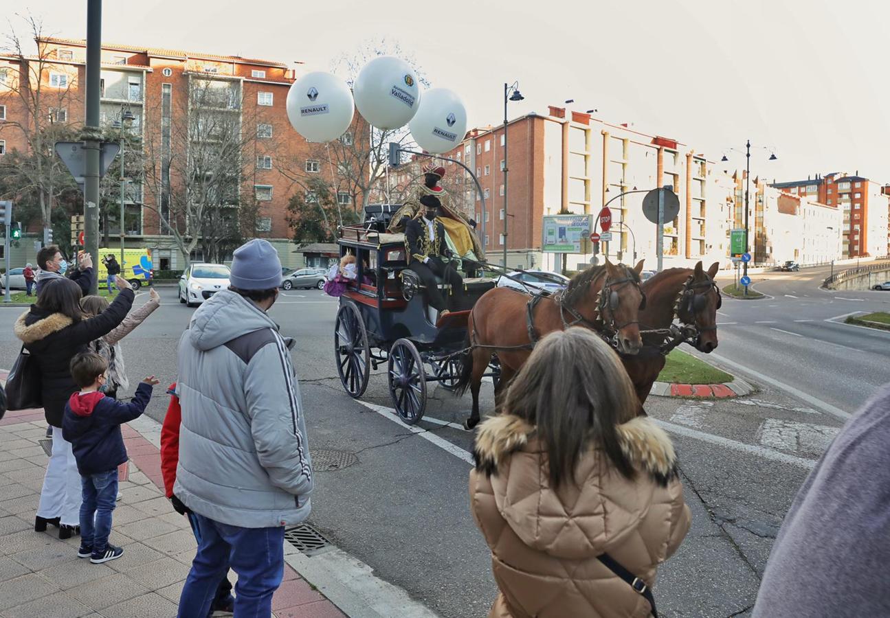 Paseo en carroza por Valladolid. No exenta de polémica ha sido la llegada de los Reyes Magos a Valladoild, donde han recorrido la ciudad en carroza, con llamada no salir a la calle para evitar aglomeraciones  y la propagación de cotagios de Covid-19