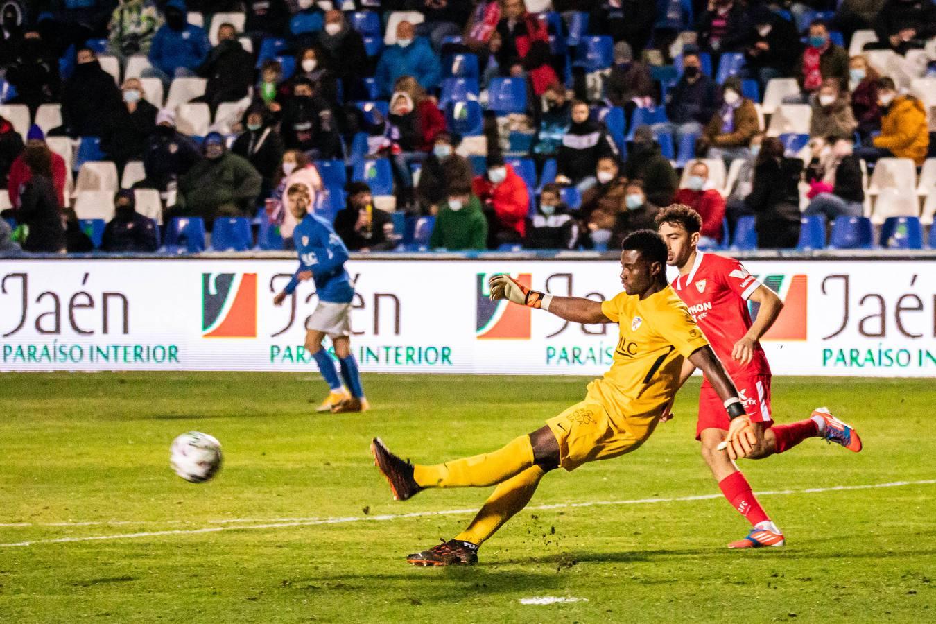 Las mejores imágenes del encuentro entre el Linares y el Sevilla F.C.