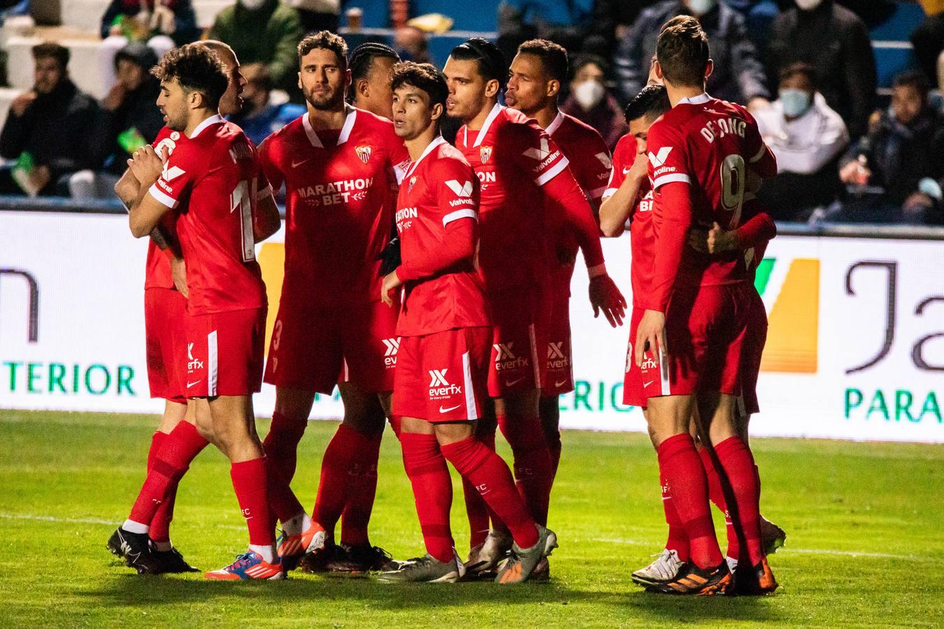 Las mejores imágenes del encuentro entre el Linares y el Sevilla F.C.