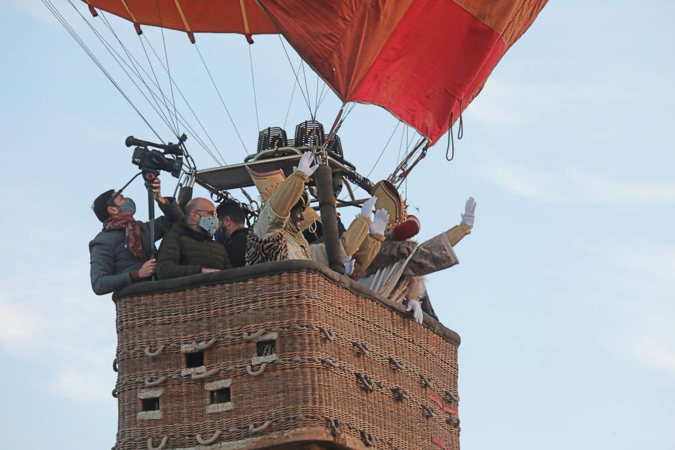 En imágenes, el paseo en globo por Sevilla de los Reyes Magos