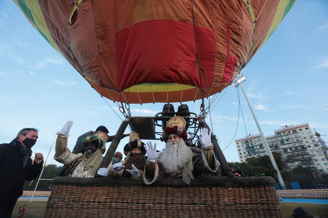 En imágenes, el paseo en globo por Sevilla de los Reyes Magos