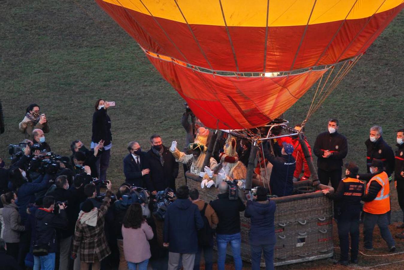 En imágenes, el paseo en globo por Sevilla de los Reyes Magos