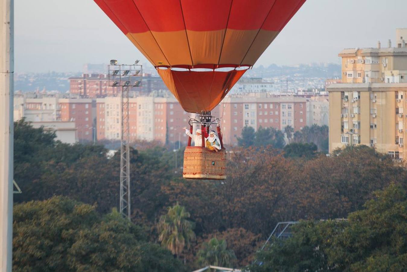 En imágenes, el paseo en globo por Sevilla de los Reyes Magos