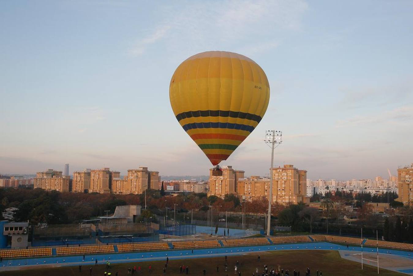 En imágenes, el paseo en globo por Sevilla de los Reyes Magos