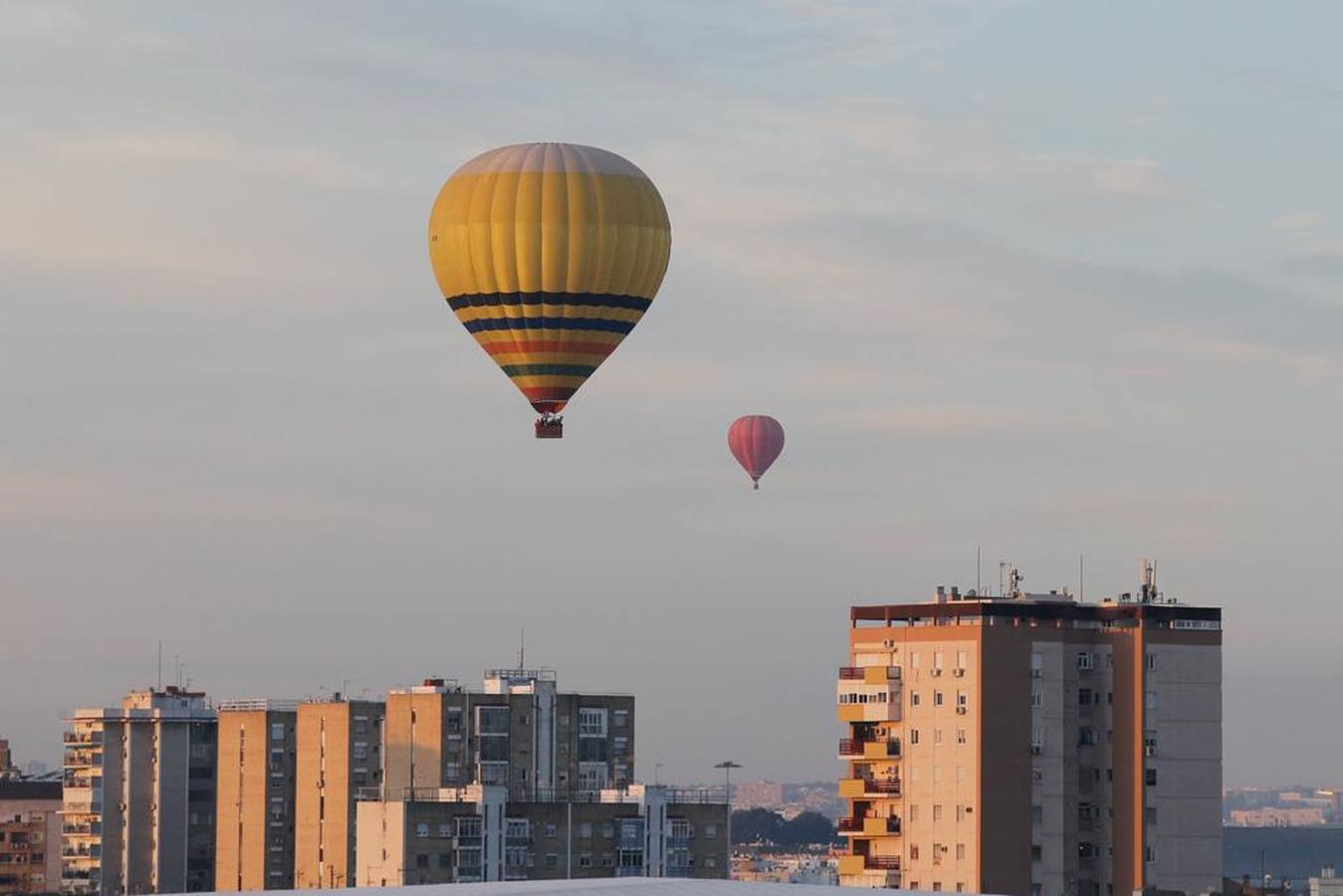 En imágenes, el paseo en globo por Sevilla de los Reyes Magos