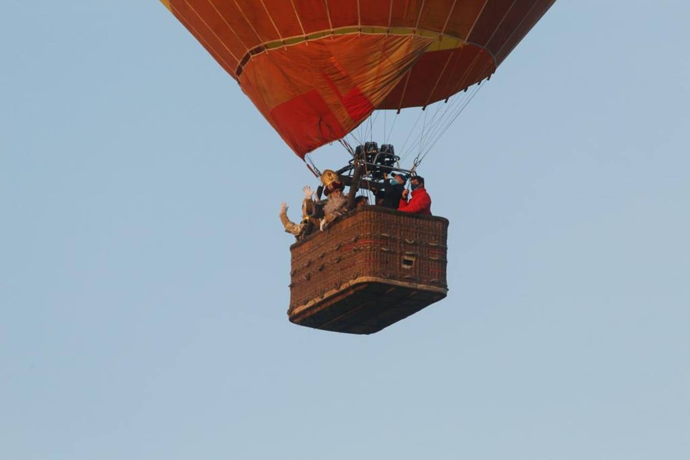 En imágenes, el paseo en globo por Sevilla de los Reyes Magos