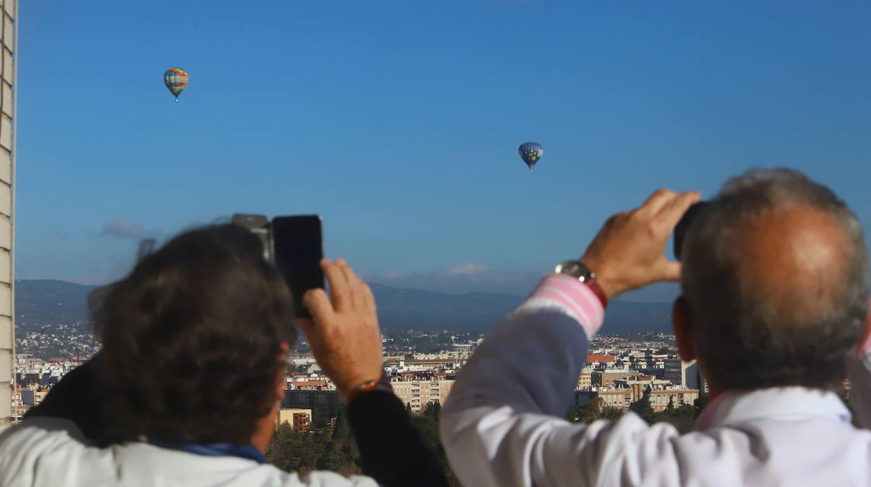 Así han sobrevolado Córdoba los Reyes Magos, en imágenes (I)