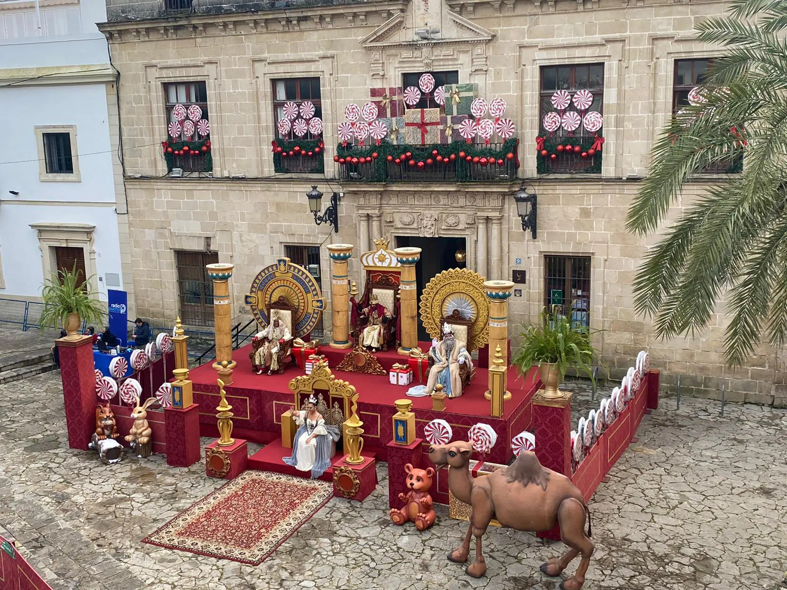 Los Reyes Magos visitan El Puerto cargados de caramelos