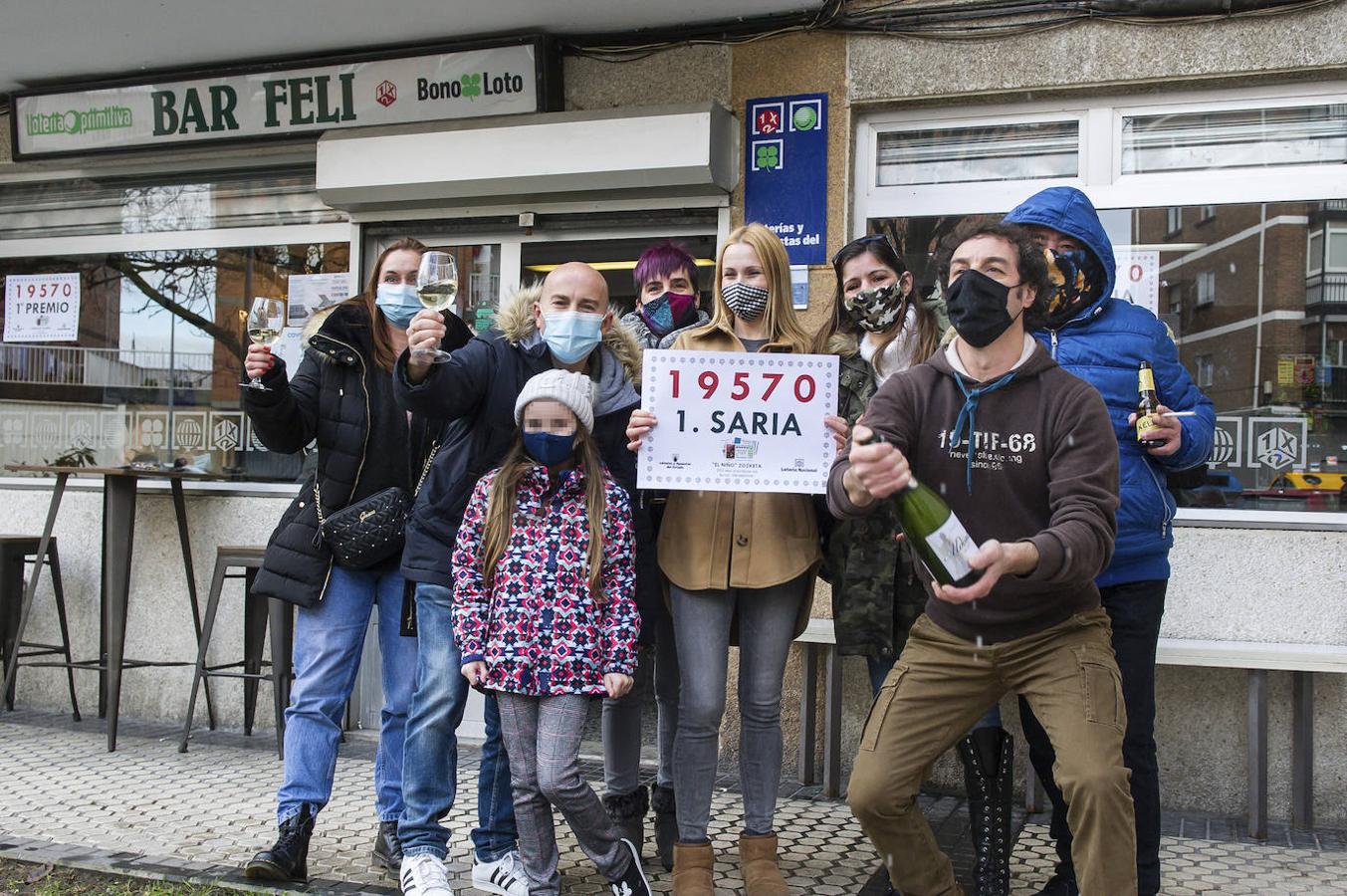 Champán y sonrisas escondidas bajo mascarillas para poner el broche de oro a unas navidades atípicas. 