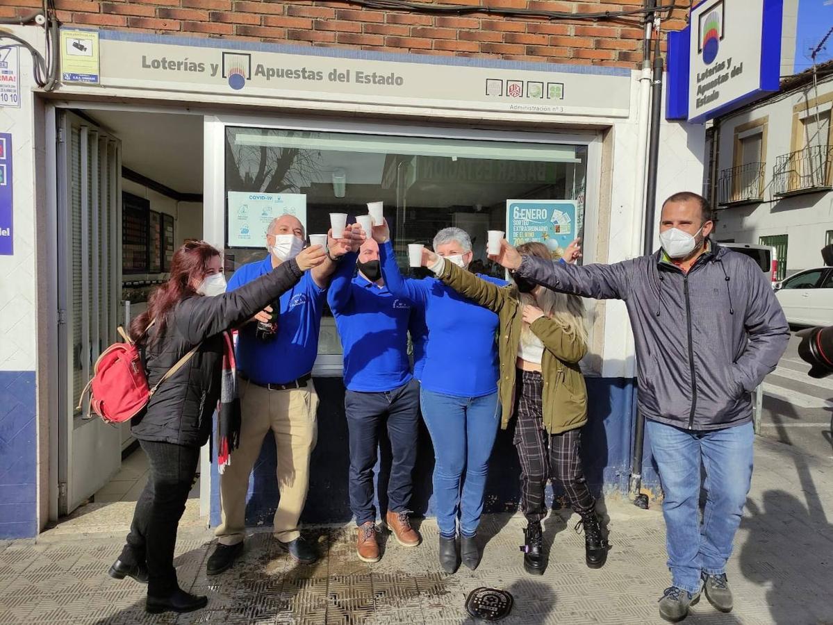 Champán y sonrisas escondidas bajo mascarillas para poner el broche de oro a unas navidades atípicas. 