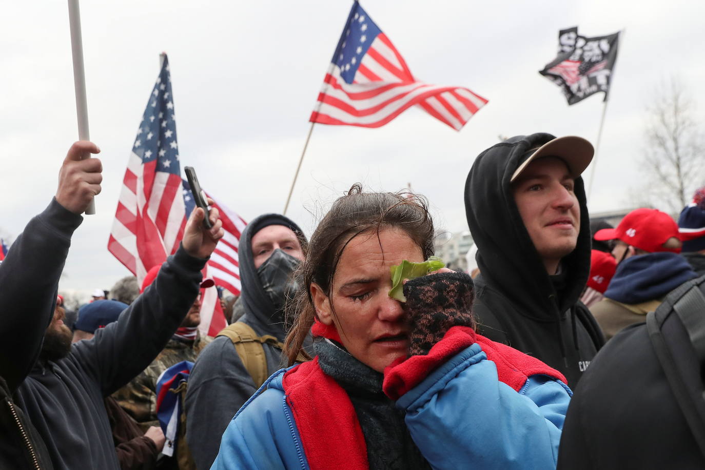 Una manifestante, herida durante la protesta que los partidarios de Trump han protagonizado ante el Capitolio, edificio que han terminado tomando. 