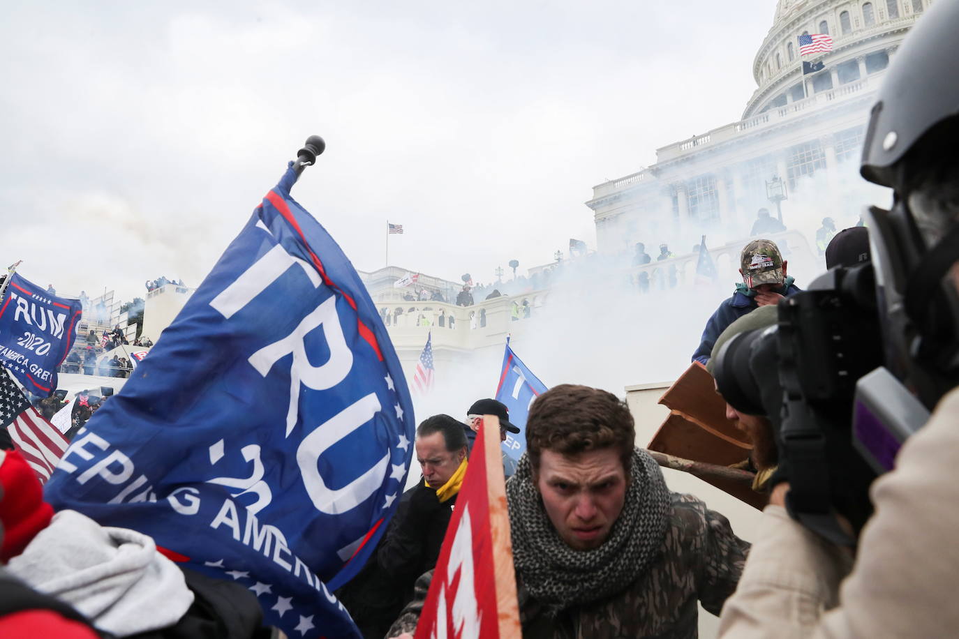 La policía ha empleado gas lacrimógeno para disolver el cerco al Capitolio. No obstante, las autoridades de Washington han decretado el toque de queda para poner fin a la protesta. 