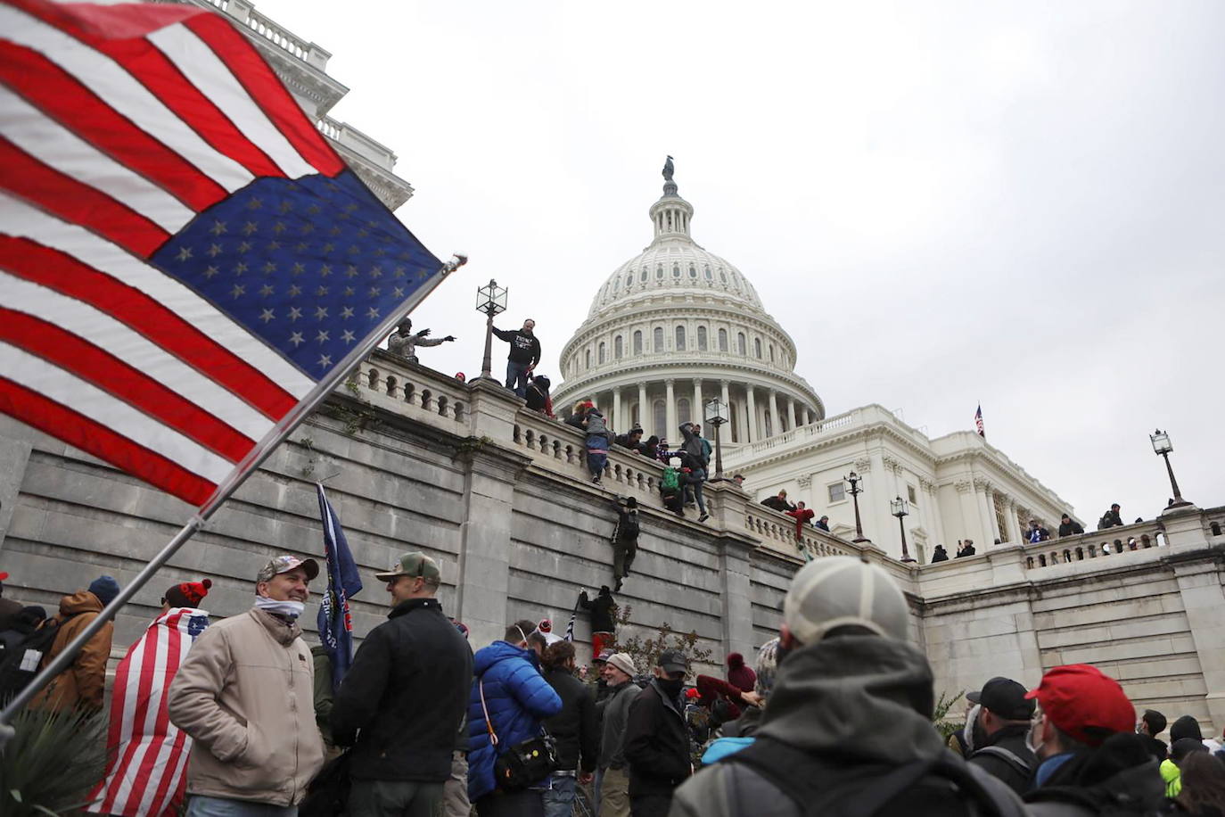 La policía ha empleado gas lacrimógeno para disolver el cerco al Capitolio. No obstante, las autoridades de Washington han decretado el toque de queda para poner fin a la protesta. 