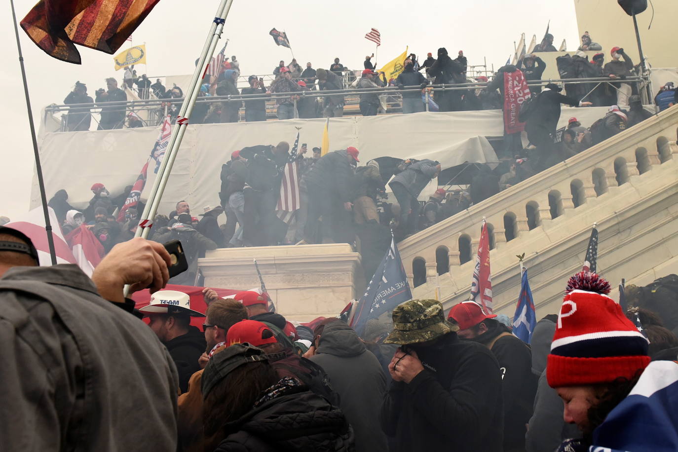 La policía ha empleado gas lacrimógeno para disolver el cerco al Capitolio. No obstante, las autoridades de Washington han decretado el toque de queda para poner fin a la protesta. 