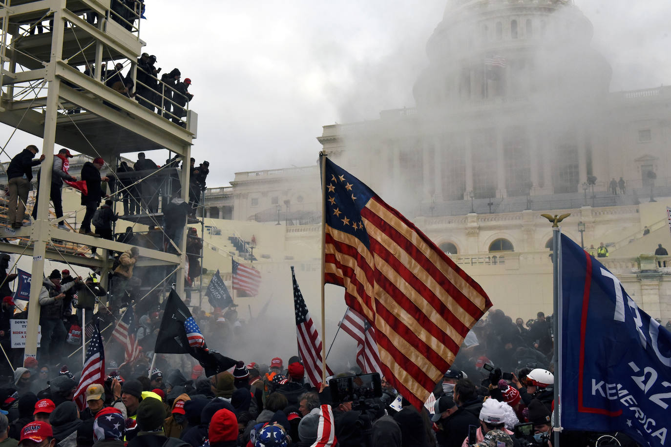 La policía ha empleado gas lacrimógeno para disolver el cerco al Capitolio. No obstante, las autoridades de Washington han decretado el toque de queda para poner fin a la protesta. 