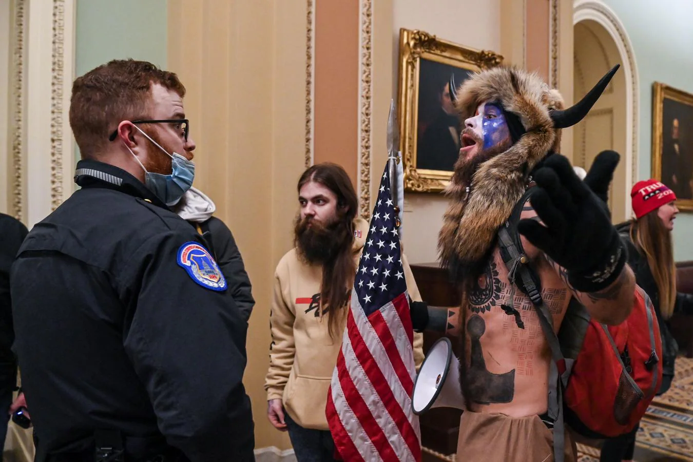 En su asalto al Capitolio, algunos manifestantes llevaban banderas y otros iban disfrazados. 