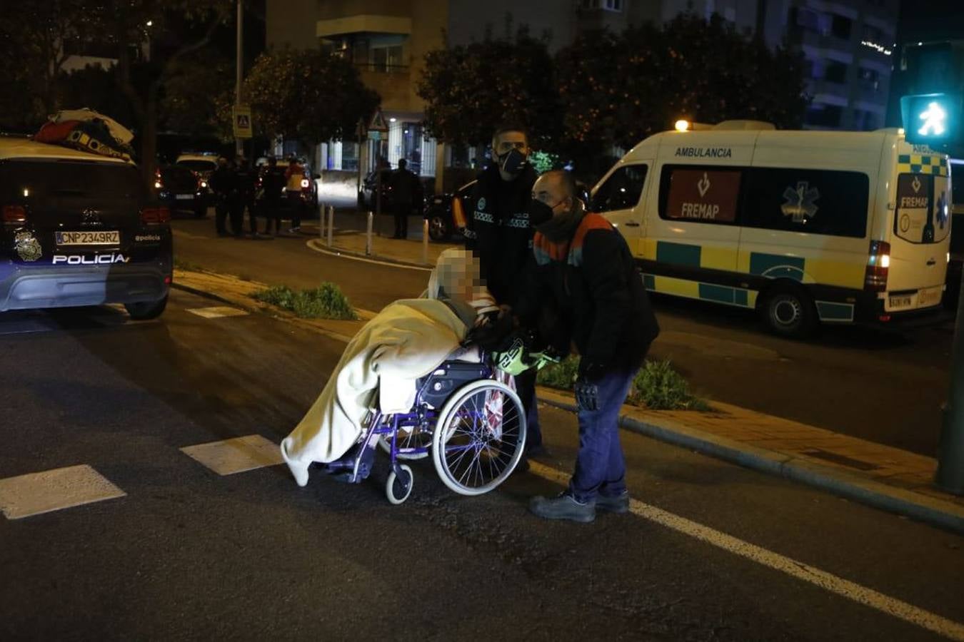 En imágenes: incendio de alcance en la residencia de ancianos de la calle Baltasar Gracián de Sevilla