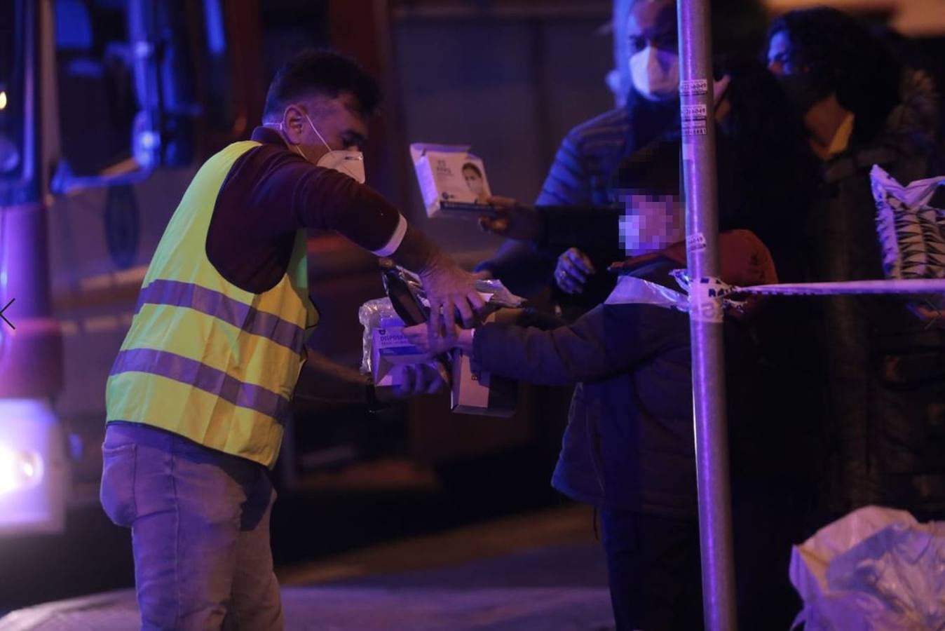 En imágenes: incendio de alcance en la residencia de ancianos de la calle Baltasar Gracián de Sevilla