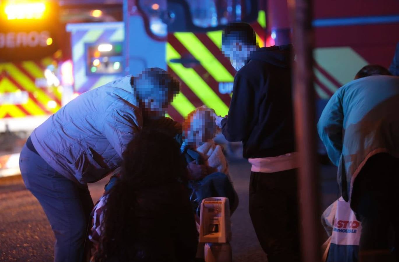 En imágenes: incendio de alcance en la residencia de ancianos de la calle Baltasar Gracián de Sevilla