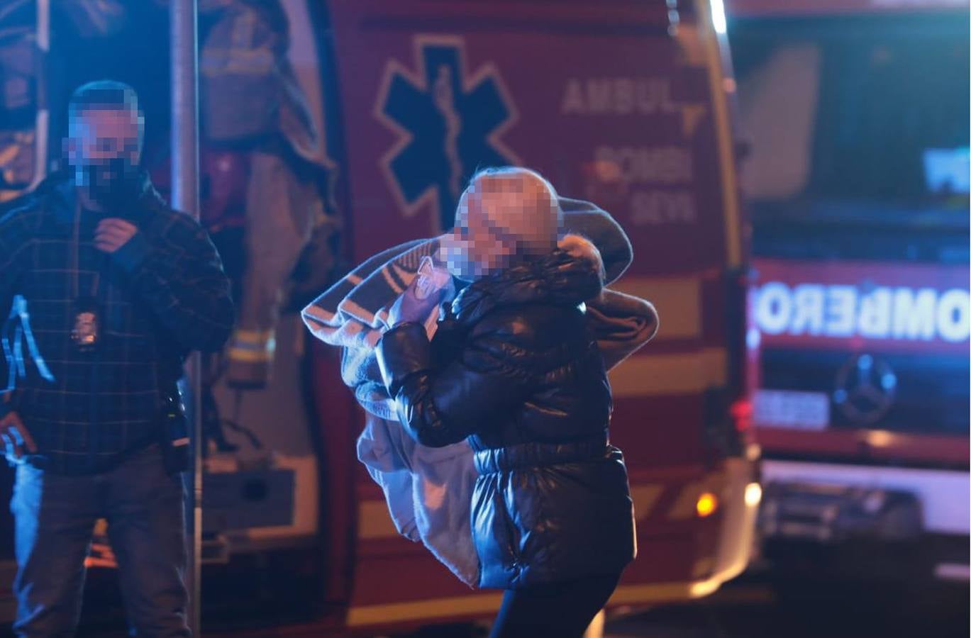 En imágenes: incendio de alcance en la residencia de ancianos de la calle Baltasar Gracián de Sevilla