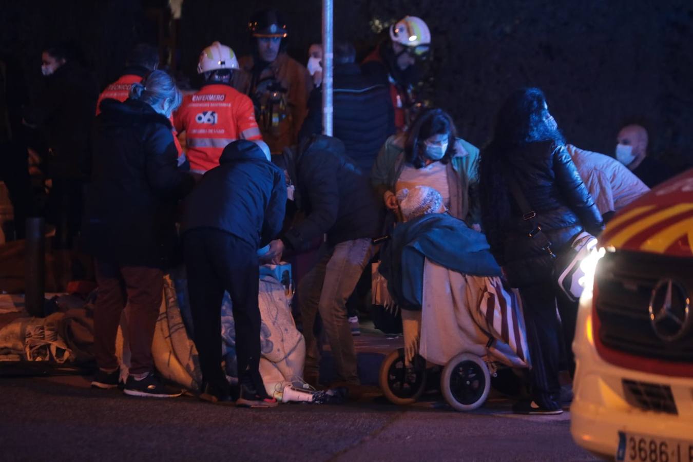 En imágenes: incendio de alcance en la residencia de ancianos de la calle Baltasar Gracián de Sevilla