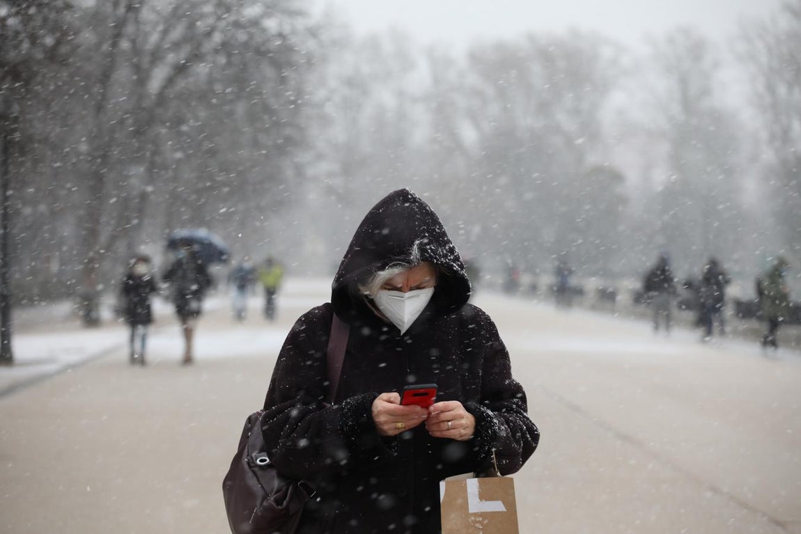 Un viandante camina junto al estanque del Parque del Retiro (Madrid). 