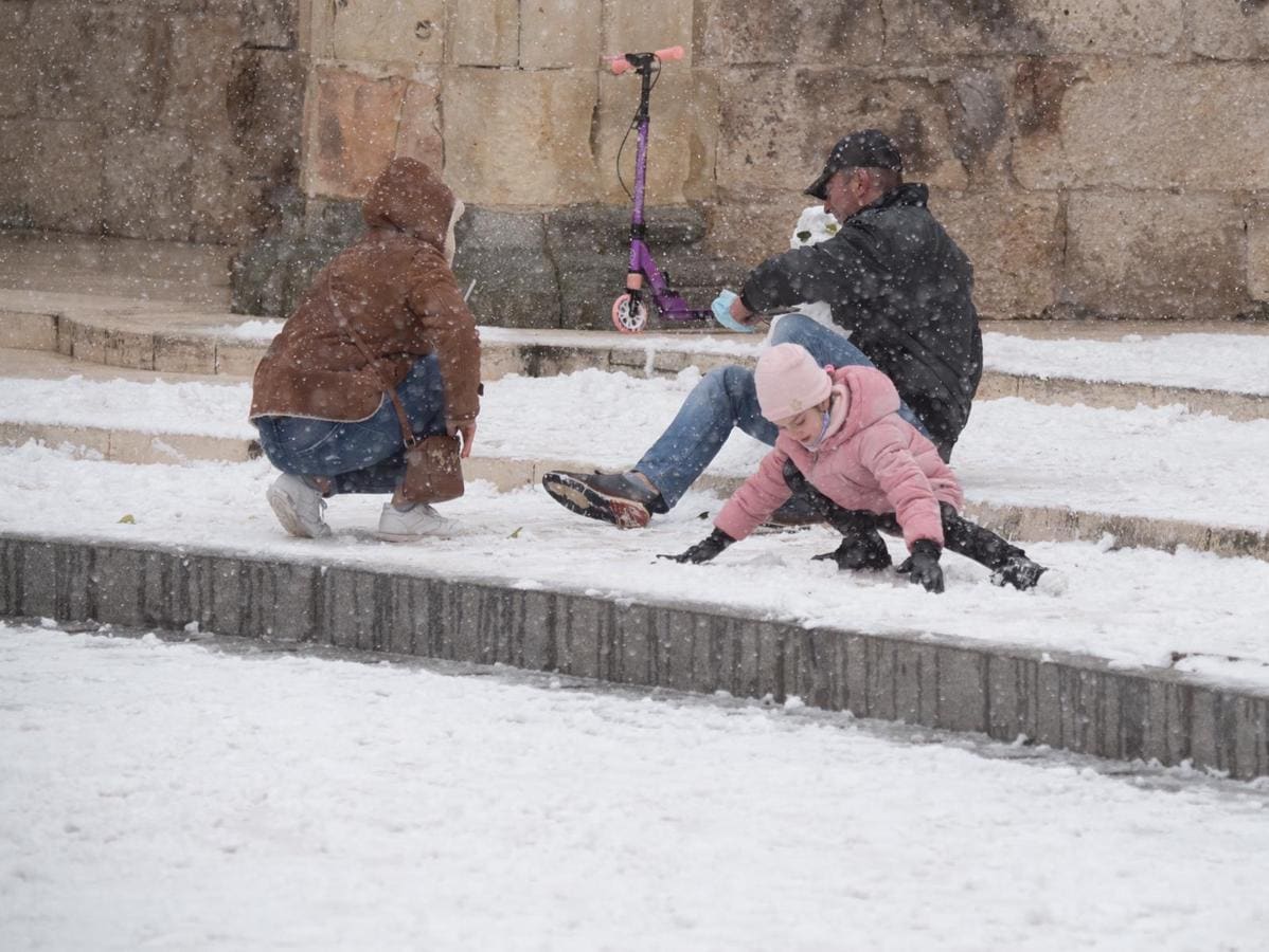 Una familia juega con la nieve en Alcalá de Henares, cubierta por una fina capa de unos centímetros de espesor. 