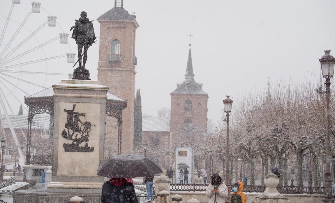 El temporal en Alcalá de Henares, con la torre de la Catedral Magistral de los Santos Justo y Pastor, al fondo. 