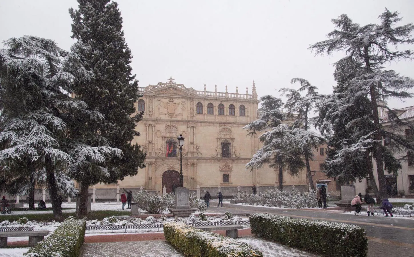 El Colegio Mayor de San Ildefonso de la ciudad complutense, que actualmente acoge el rectorado de la Universidad de Alcalá, este mediodía. 