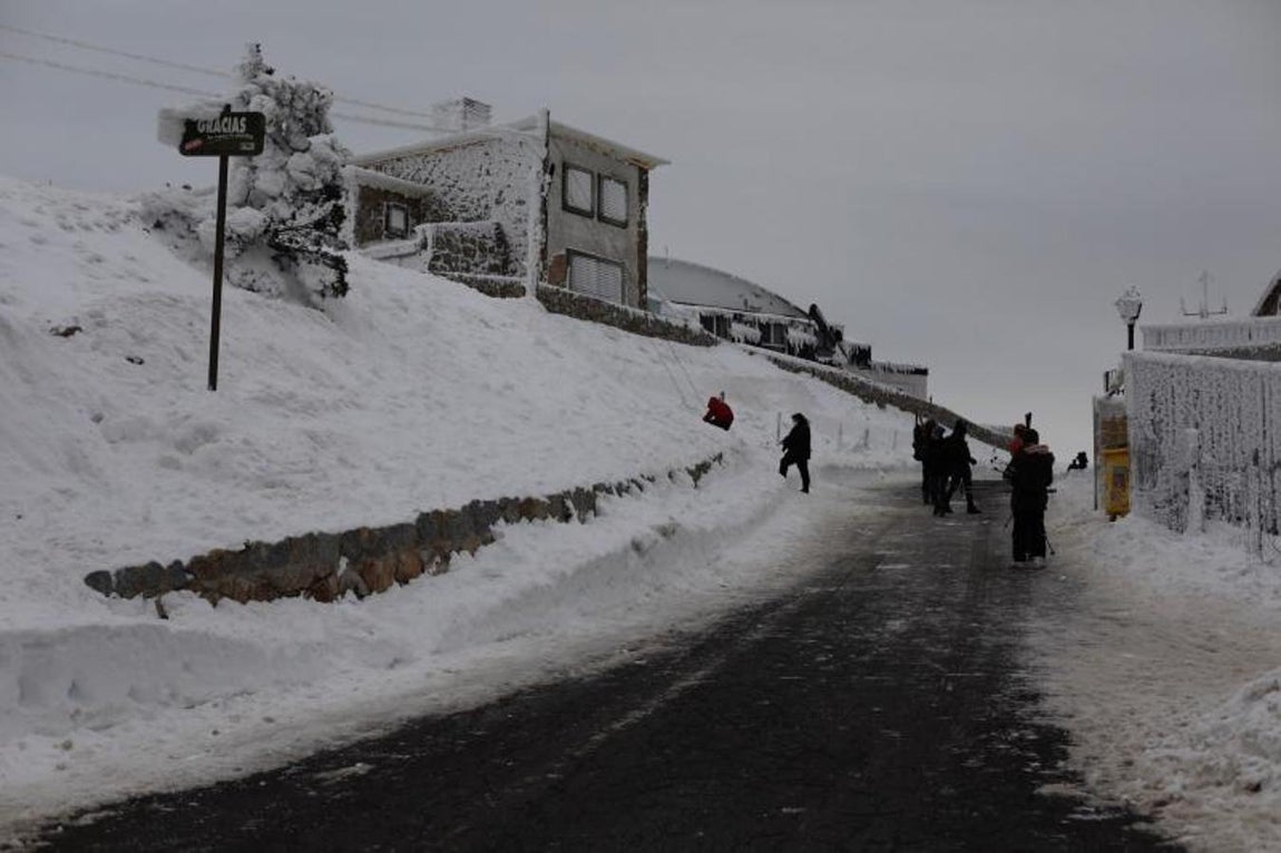 Imagen del alto de Navacerrada (Madrid) durante la nevada ocurrida hoy jueves 7 de enero. 