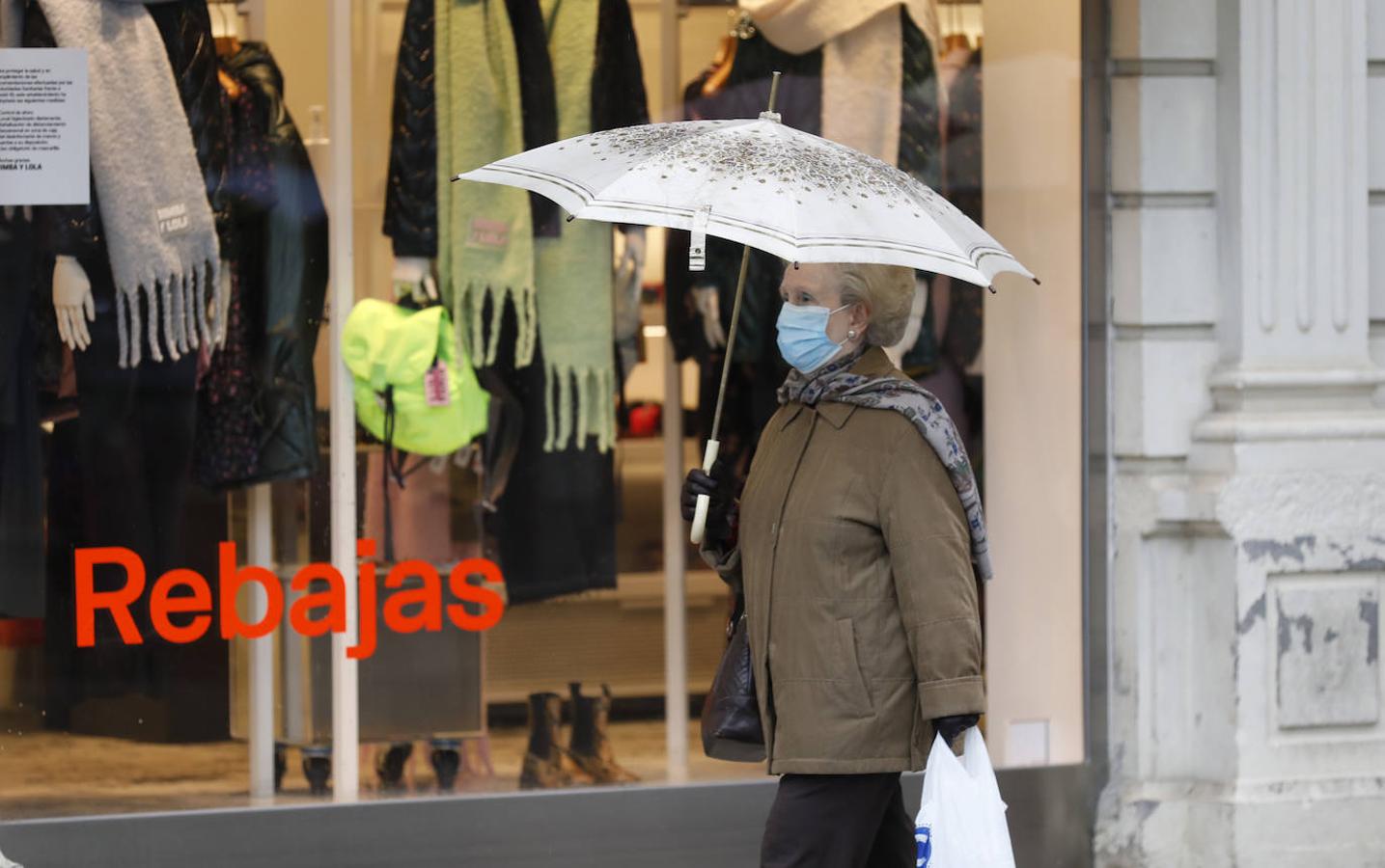 En imágenes, rebajas pasadas por agua en Córdoba