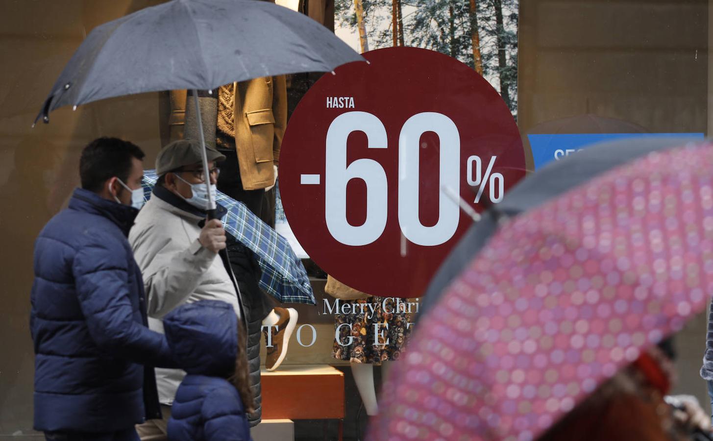 En imágenes, rebajas pasadas por agua en Córdoba