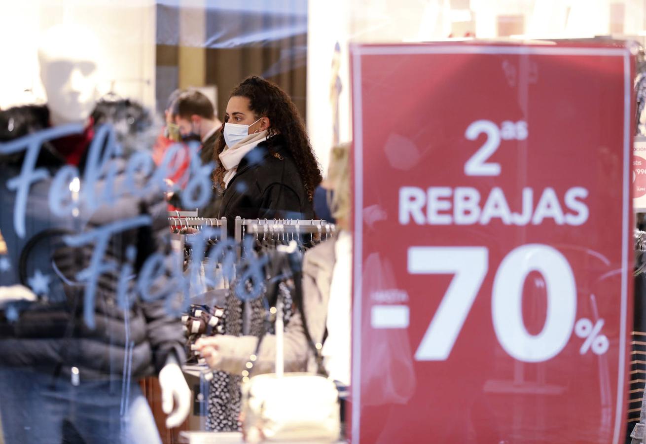 En imágenes, rebajas pasadas por agua en Córdoba