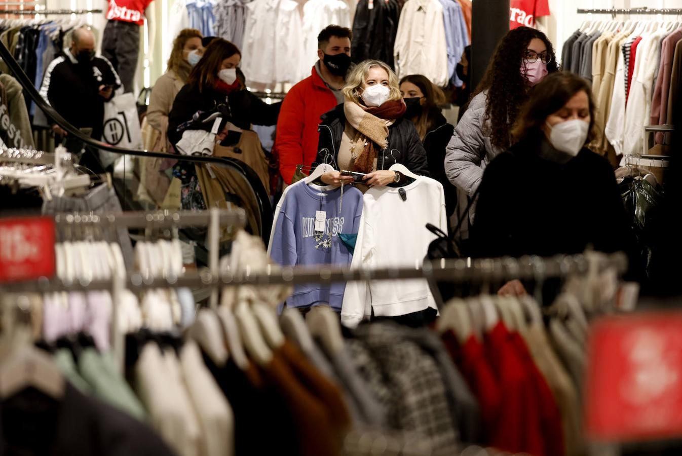 En imágenes, rebajas pasadas por agua en Córdoba