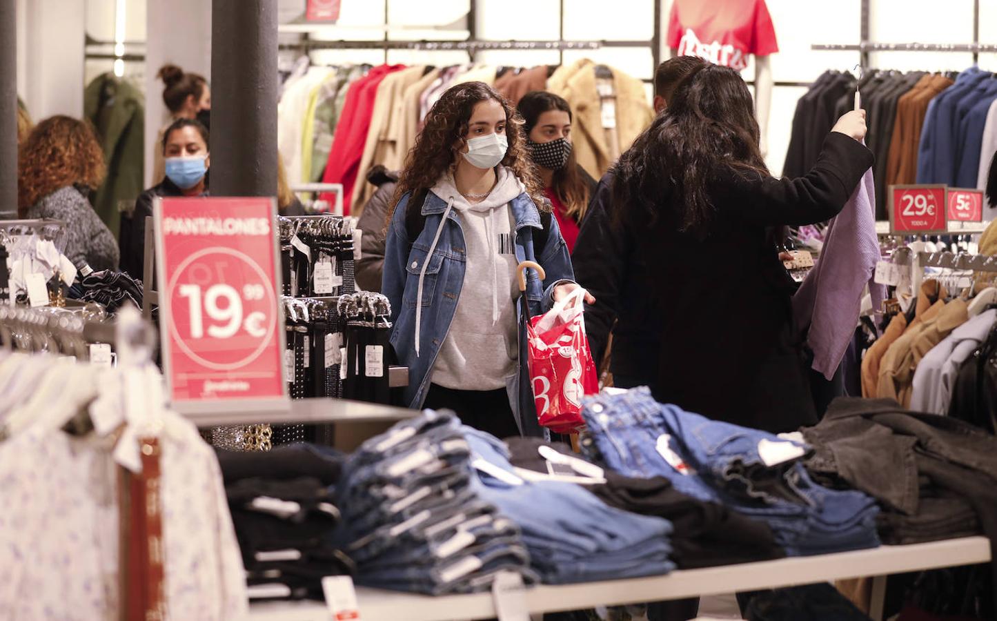 En imágenes, rebajas pasadas por agua en Córdoba