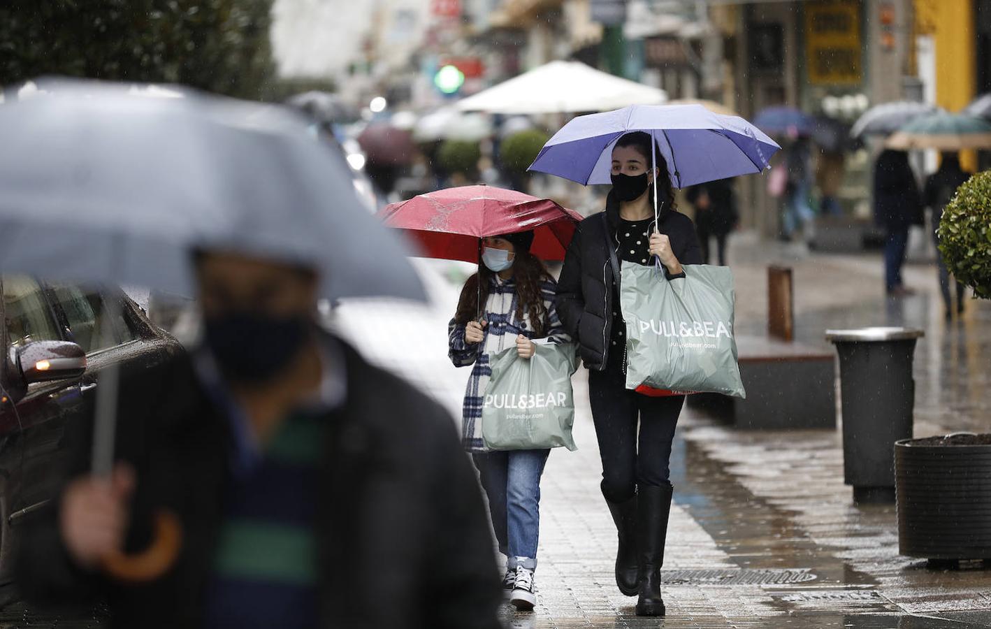 En imágenes, rebajas pasadas por agua en Córdoba