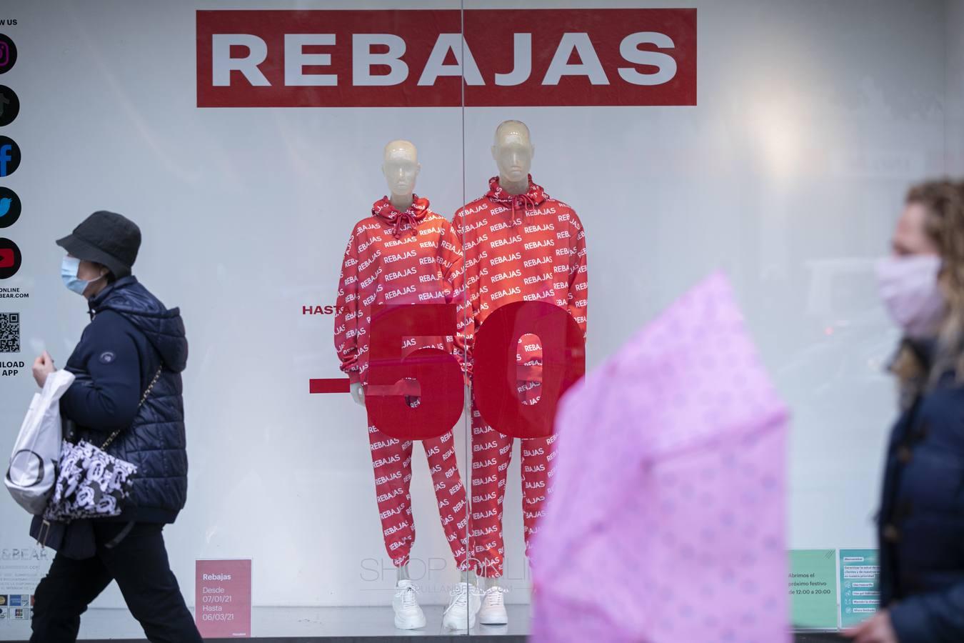 En imágenes, comienzan unas rebajas marcadas por la lluvia y el coronavirus