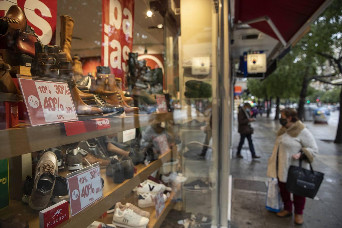 En imágenes, comienzan unas rebajas marcadas por la lluvia y el coronavirus