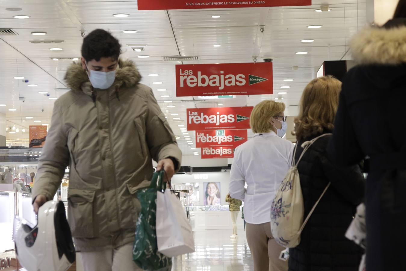 En imágenes, comienzan unas rebajas marcadas por la lluvia y el coronavirus