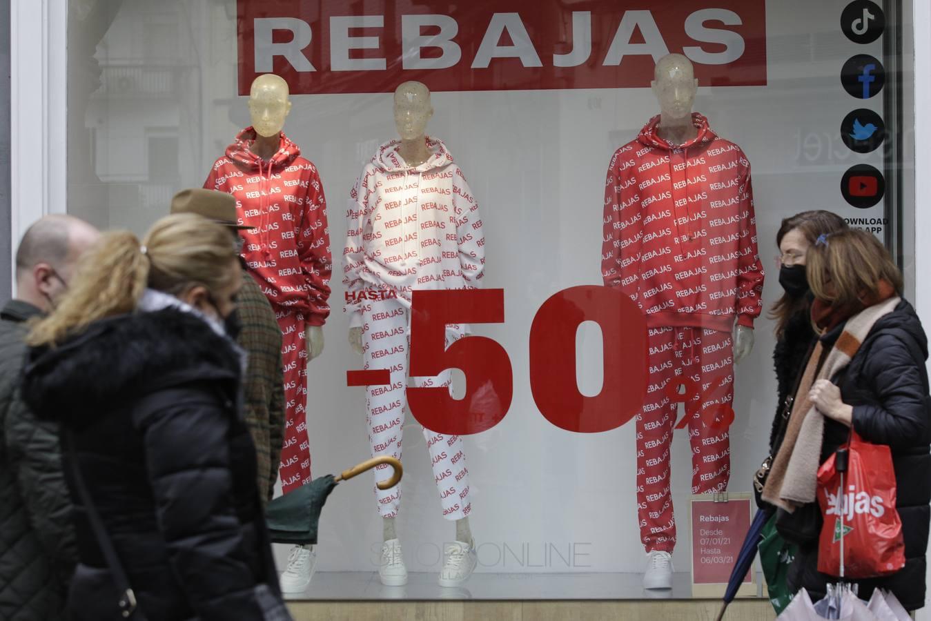 En imágenes, comienzan unas rebajas marcadas por la lluvia y el coronavirus