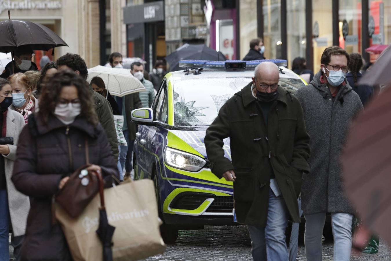 En imágenes, comienzan unas rebajas marcadas por la lluvia y el coronavirus