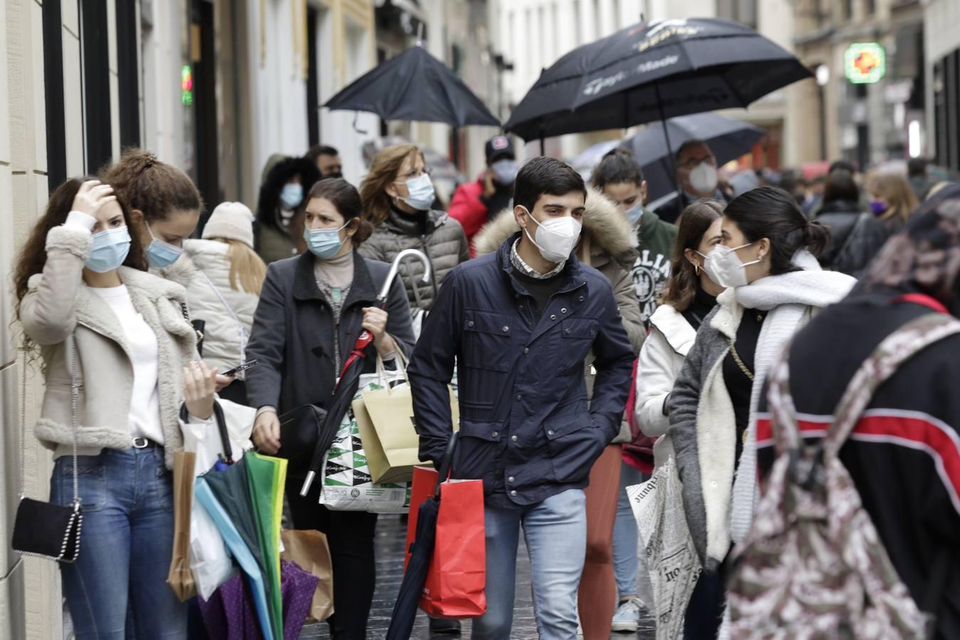 En imágenes, comienzan unas rebajas marcadas por la lluvia y el coronavirus