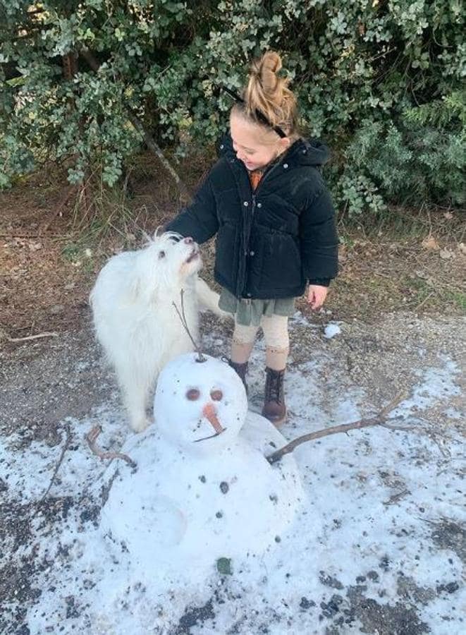 Soraya Arnelas fue a la sierra con su hija para hacer muñecos de nieve. 