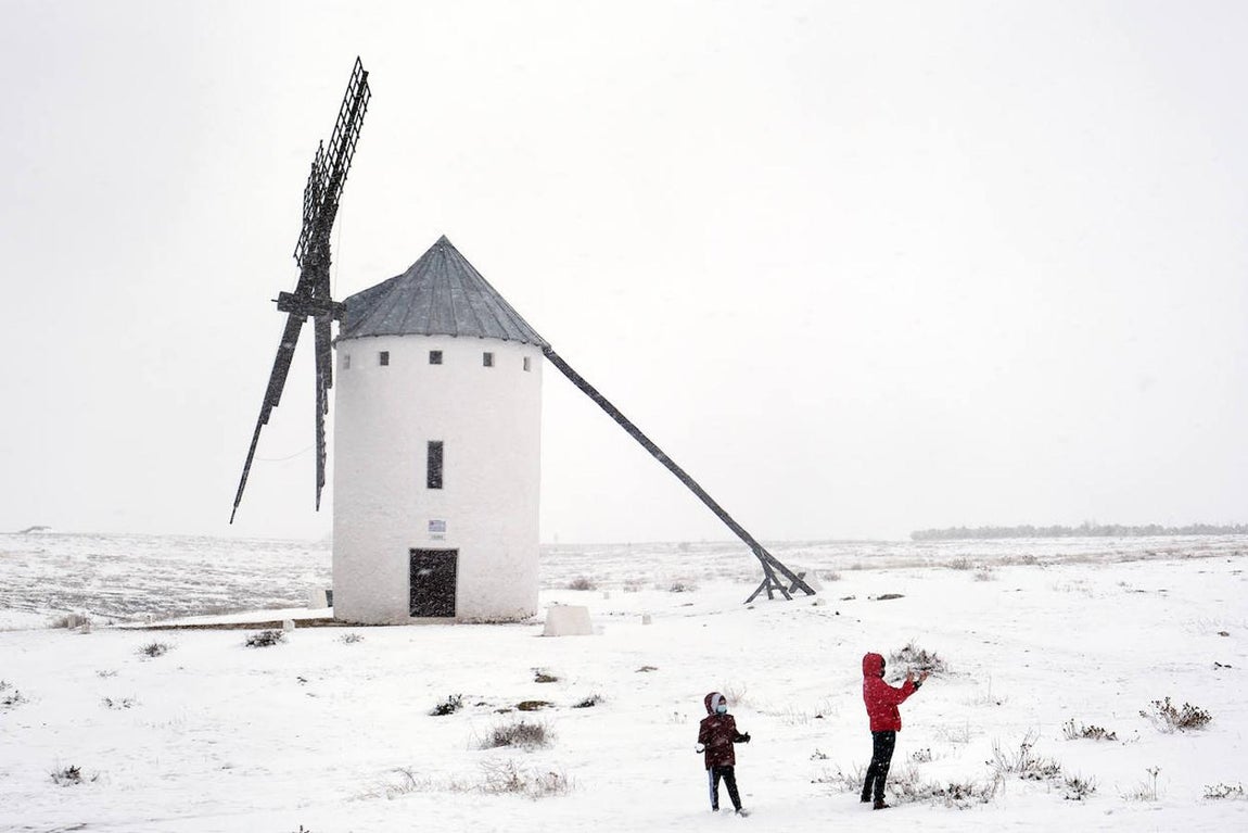 Los molinos manchegos se cubren de blanco. Una gran nevada cae sobre Campo de Criptana, en Castilla-La Mancha (España) a 7 de enero de 2021. Castilla-La Mancha tiene activado el Plan Específico ante el Riesgo por Fenómenos Meteorológicos Adversos (Meteocam) desde las 18.00 horas de este miércoles en su fase de emergencia nivel 1, en previsión del temporal de nieve en la Comunidad Autónoma