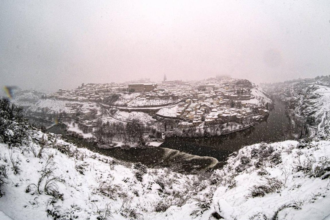 Toledo monocolor. Segundo día en alerta por el temporal de nieve y frío que trae consigo la tormenta 'Filomena', que afecta particularmente a la comunidad autónoma de Castilla-La Mancha este jueves y este viernes. EFE/ Ángeles Visdómine